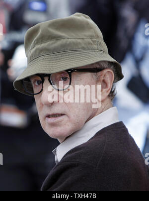 Woody Allen ist an einem Fotoshooting für den Film "Sie werden einen hohen dunklen Fremden begegnen" auf der 63. jährlichen Cannes International Film Festival in Cannes, Frankreich am 15. Mai 2010. UPI/David Silpa Stockfoto