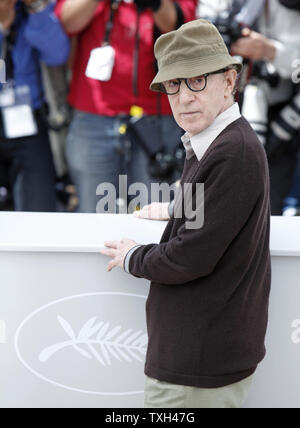 Woody Allen ist an einem Fotoshooting für den Film "Sie werden einen hohen dunklen Fremden begegnen" auf der 63. jährlichen Cannes International Film Festival in Cannes, Frankreich am 15. Mai 2010. UPI/David Silpa Stockfoto