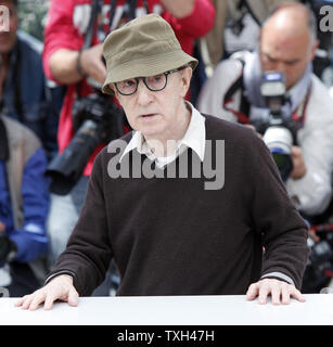 Woody Allen ist an einem Fotoshooting für den Film "Sie werden einen hohen dunklen Fremden begegnen" auf der 63. jährlichen Cannes International Film Festival in Cannes, Frankreich am 15. Mai 2010. UPI/David Silpa Stockfoto