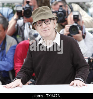 Woody Allen ist an einem Fotoshooting für den Film "Sie werden einen hohen dunklen Fremden begegnen" auf der 63. jährlichen Cannes International Film Festival in Cannes, Frankreich am 15. Mai 2010. UPI/David Silpa Stockfoto