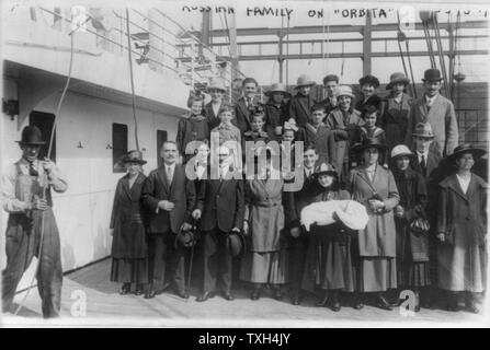 Gut gekleidete Familie 27 (Ostrowski) Flüchtlinge auf Deck bei ihrer Ankunft in New York aus Russland, 16. September 1921 gestellt. Stockfoto