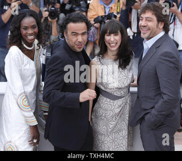 (Von L nach R) Diaryatou Daff, Alejandro Gonzalez Inarritu, Maricel Alvarez und Javier Bardem kommen an einem Fotoshooting für den Film "Biutiful" auf der 63. jährlichen Cannes International Film Festival in Cannes, Frankreich am 17. Mai 2010. UPI/David Silpa Stockfoto