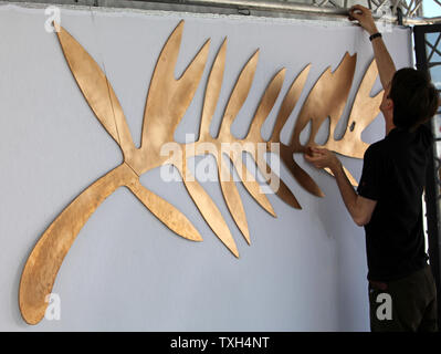 Ein Arbeiter installiert die Palme d'Or Symbol auf der 63. jährlichen Cannes International Film Festival in Cannes, Frankreich am 17. Mai 2010. UPI/David Silpa Stockfoto