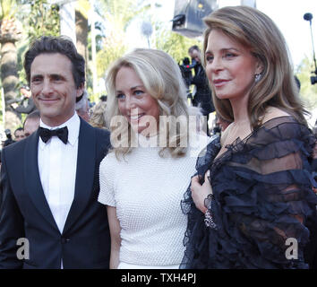 Lawrence Bender (L), Ihre Majestät Königin Noor von Jordanien (C) und Valerie Plame ankommen auf dem roten Teppich vor der Vorführung des Films "Biutiful" während der 63. jährliche Internationale Filmfestspiele von Cannes in Cannes, Frankreich am 17. Mai 2010. UPI/David Silpa Stockfoto