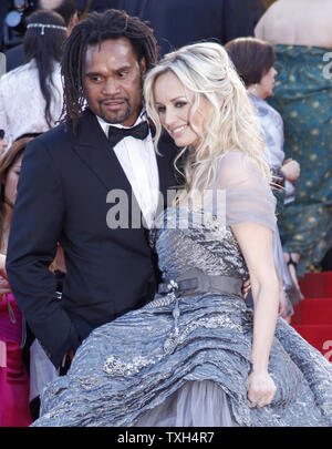 Adriana Karembeu und Ehemann Christian ankommen auf dem roten Teppich vor der Vorführung des Films "Biutiful" während der 63. jährliche Internationale Filmfestspiele von Cannes in Cannes, Frankreich am 17. Mai 2010. UPI/David Silpa Stockfoto