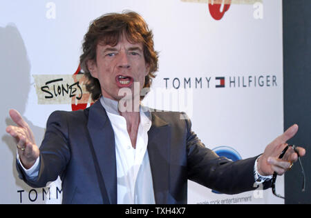 Mick Jagger kommt an einem Fotoshooting für Töne des Films in Exile" im Majestic Barriere Hotel während der 63. jährliche Internationale Filmfestspiele von Cannes in Cannes, Frankreich am 19. Mai 2010. UPI/David Silpa Stockfoto