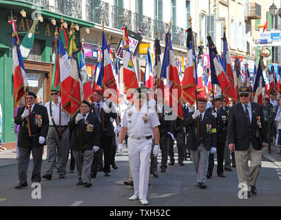 Demonstranten auf die Straße, den Film "Hors La Loi (außerhalb des Gesetzes)" auf der 63. jährlichen Cannes International Film Festival in Cannes, Frankreich am 21. Mai 2010 zu protestieren. Der Film porträtiert AlgeriaÕs Kampf für die Unabhängigkeit von Frankreich nach dem Zweiten Weltkrieg löste Proteste auf der Grundlage wie symbolisierte Rolle im Krieg vertreten ist. UPI/David Silpa Stockfoto