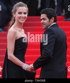 Jamel Debbouze und seine Frau Melissa Theuriau ankommen auf dem roten Teppich vor der Vorführung des Films "Hors La Loi (außerhalb des Gesetzes)", die im Rahmen der 63. jährliche Internationale Filmfestspiele von Cannes in Cannes, Frankreich am 21. Mai 2010. UPI/David Silpa Stockfoto