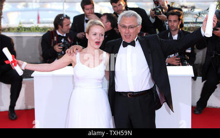 Frida Kempff (L), Sieger der Kurzfilm Jury Preis für den Film 'Baden', Micky und Serge Avedikian, Sieger der Kurzfilm Palme d'Or für den Film 'Bellen Island', kommen an der Auszeichnungen Fotoshooting auf der 63. jährlichen Cannes International Film Festival in Cannes, Frankreich am 23. Mai 2010. UPI/David Silpa Stockfoto