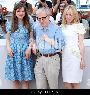 Lea Seydoux (L), Woody Allen (C) und Rachel McAdams kommen an einem Fotoshooting für den Film "Midnight in Paris" auf der 64. jährlichen Cannes International Film Festival in Cannes, Frankreich am 11. Mai 2011. UPI/David Silpa Stockfoto