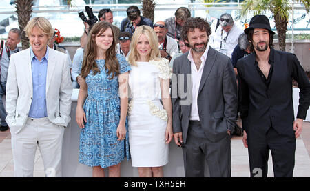 (Von L nach R) Owen Wilson, Lea Seydoux, Rachel McAdams, Michael Sheen und Adrien Brody kommen an einem Fotoshooting für den Film "Midnight in Paris" auf der 64. jährlichen Cannes International Film Festival in Cannes, Frankreich am 11. Mai 2011. UPI/David Silpa Stockfoto