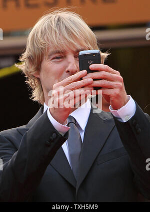 Owen Wilson nimmt ein Foto auf dem roten Teppich vor der Vorführung des Films "Midnight in Paris", die im Rahmen der Eröffnung der 64. jährliche Internationale Filmfestspiele von Cannes in Cannes, Frankreich am 11. Mai 2011. UPI/David Silpa Stockfoto