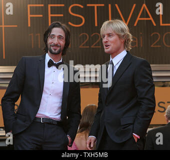 Adrien Brody (L) und Owen Wilson ankommen auf dem roten Teppich vor der Vorführung des Films "Midnight in Paris", die im Rahmen der Eröffnung der 64. jährliche Internationale Filmfestspiele von Cannes in Cannes, Frankreich am 11. Mai 2011. UPI/David Silpa Stockfoto