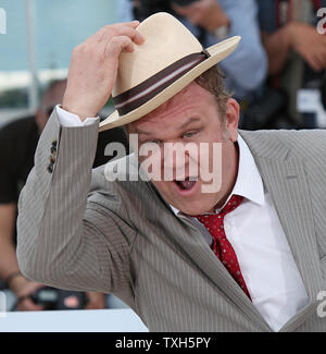 John C. Reilly kommt an einem Fotoshooting für den Film "Wir müssen über Kevin reden" auf der 64. jährlichen Cannes International Film Festival in Cannes, Frankreich am 12. Mai 2011. UPI/David Silpa Stockfoto