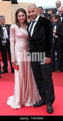 Elsa Zylberstein und Gast ankommen auf dem Roten Teppich vor dem Screening der film Sleeping Beauty" während der 64. jährliche Internationale Filmfestspiele von Cannes in Cannes, Frankreich am 12. Mai 2011. UPI/David Silpa Stockfoto