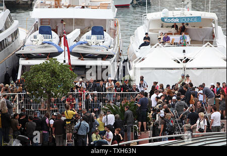 Fans warten auf den Start der Fotoshooting für den Film "Piraten der Karibischen Meere: On Stranger Tides" während der 64. jährliche Internationale Filmfestspiele von Cannes in Cannes, Frankreich am 14. Mai 2011. UPI/David Silpa Stockfoto