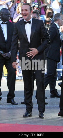 Jean Dujardin kommt auf dem roten Teppich vor der Vorführung des Films "Der Künstler", die im Rahmen der 64. jährliche Internationale Filmfestspiele von Cannes in Cannes, Frankreich am 15. Mai 2011. UPI/David Silpa Stockfoto