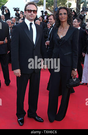 Vincent Perez (L) und seine Frau Karine Silla ankommen auf dem roten Teppich vor der Vorführung des Films "Der Künstler", die im Rahmen der 64. jährliche Internationale Filmfestspiele von Cannes in Cannes, Frankreich am 15. Mai 2011. UPI/David Silpa Stockfoto