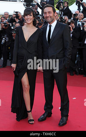 Melanie Doutey (L) und Gilles Lellouche ankommen auf dem roten Teppich vor der Vorführung des Films "Der Künstler", die im Rahmen der 64. jährliche Internationale Filmfestspiele von Cannes in Cannes, Frankreich am 15. Mai 2011. UPI/David Silpa Stockfoto