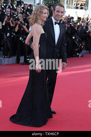 Jean Dujardin (R) und seiner Frau Alexandra Lamy ankommen auf dem roten Teppich vor der Vorführung des Films "Der Künstler", die im Rahmen der 64. jährliche Internationale Filmfestspiele von Cannes in Cannes, Frankreich am 15. Mai 2011. UPI/David Silpa Stockfoto