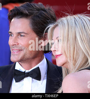 Rob Lowe und seine Frau Sheryl Berkoff ankommen auf dem roten Teppich vor der Vorführung des Films "Der Baum des Lebens", die im Rahmen der 64. jährliche Internationale Filmfestspiele von Cannes in Cannes, Frankreich am 16. Mai 2011. UPI/David Silpa Stockfoto