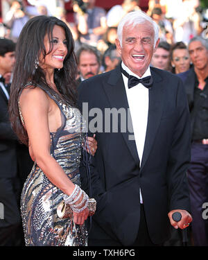 Jean-Paul Belmondo und Barbara Gandolfi ankommen auf dem roten Teppich vor eine Hommage zu Ehren Belmondo, die 50-jährige Karriere während der 64. jährliche Internationale Filmfestspiele von Cannes in Cannes, Frankreich am 17. Mai 2011. UPI/David Silpa Stockfoto