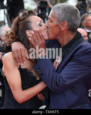 Sami Naceri (R) und Gast teilen einen Kuss auf dem roten Teppich vor der Vorführung des Films "Die Biber" während der 64. jährliche Internationale Filmfestspiele von Cannes in Cannes, Frankreich am 17. Mai 2011. UPI/David Silpa Stockfoto