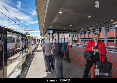 26. Mai 2019 Sydney Australien: Menschen im Chatswood Station warten, bis sich am Eröffnungstag der neuen Sydney Nordwesten U-Bahn zu fahren Stockfoto