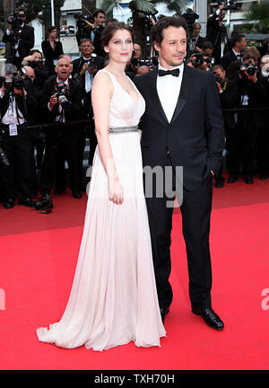 Laetitia Casta (L) und Stefano Accorsi kommt auf dem roten Teppich vor der Vorführung des Films "La Conquete (die Eroberung) während der 64. jährliche Internationale Filmfestspiele von Cannes in Cannes, Frankreich am 18. Mai 2011. UPI/David Silpa Stockfoto