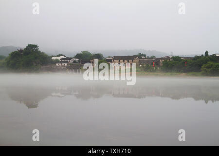 Taohuatan Morgennebel, Taohuatan Scenic Area ist in Taohuatan Stadt, Jing County in der Provinz Anhui (Oberlauf des Qingyi River). Die natürliche Landschaft und humanistische Landschaft im malerischen Ort sind integriert. Es gibt nicht nur eine frische und schöne und grüne southern Anhui Landschaft und die ansehnlichen Aura der Berge und Flüsse, sondern auch eine alte Architektur mit vollständigen Erhalt und einzigartigen Stil, der über die Liebe des alten Zeiten denken können. Stockfoto