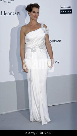 Brooke Shields kommt auf dem roten Teppich an der amfAR Cinema Against AIDS Gala, die während der Internationalen Filmfestspiele von Cannes im Hotel du Cap-Eden-Roc in der Nähe von Cannes, Frankreich am 19. Mai 2011. Die Veranstaltung bringt Kapital für AIDS-Forschung. UPI/David Silpa Stockfoto