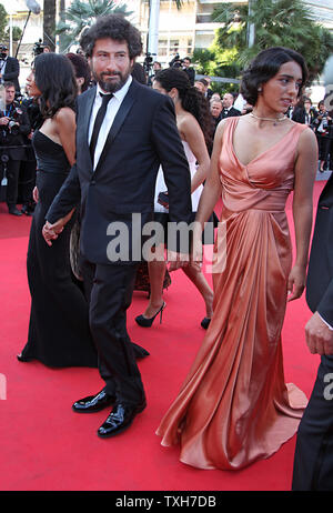 Leila Bekhti (L), Radu Mihaileanu (C) und Hafsia Herzi ankommen auf dem roten Teppich vor der Vorführung des Films "La Source des Femmes (die Quelle) während der 64. jährliche Internationale Filmfestspiele von Cannes in Cannes, Frankreich am 21. Mai 2011. UPI/David Silpa Stockfoto