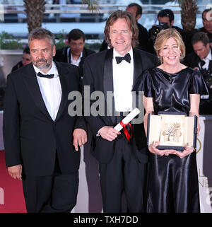 Luc Besson (L), Bill Pohlad (C) und Dede Gardner kommen an der award Fotoshooting nach Erhalt der 'Goldenen Palme' oder 'top-Preis für den Film "Der Baum des Lebens", die im Rahmen der 64. jährliche Internationale Filmfestspiele von Cannes in Cannes, Frankreich am 22. Mai 2011. Terrence Malick, der den Film unter der Regie, nicht anwesend war. UPI/David Silpa Stockfoto