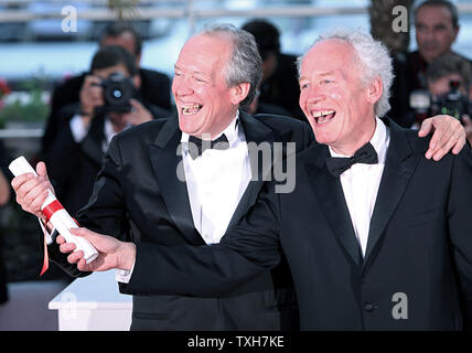 Jean-Pierre Dardenne (L) und Luc Dardenne am award Fotoshooting nach dem Gewinnen Preis der 'Grand Prix' für ihren Film "Das Kind mit dem Fahrrad" während der 64. jährliche Internationale Filmfestspiele von Cannes in Cannes, Frankreich am 22. Mai 2011. Stockfoto