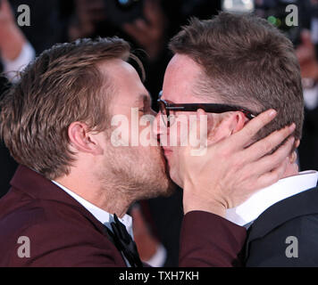 Ryan Gosling (L) Küsse Nicolas Wicklung Refn am award Fotoshooting nach Wicklung Refn der 'Beste Regie'-Preis für den Film 'Drive' während der 64. jährliche Internationale Filmfestspiele von Cannes in Cannes, Frankreich am 22. Mai 2011 eingegangen. UPI/David Silpa Stockfoto