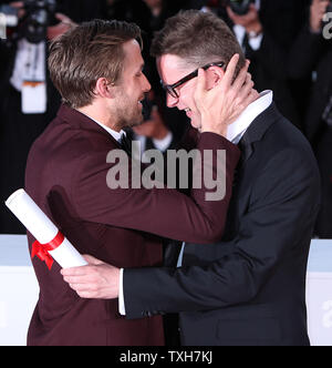 Ryan Gosling (L) Küsse Nicolas Wicklung Refn am award Fotoshooting nach Wicklung Refn der 'Beste Regie'-Preis für den Film 'Drive' während der 64. jährliche Internationale Filmfestspiele von Cannes in Cannes, Frankreich am 22. Mai 2011 eingegangen. UPI/David Silpa Stockfoto