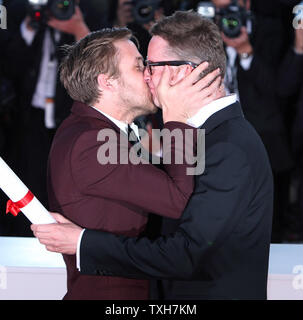 Ryan Gosling (L) Küsse Nicolas Wicklung Refn am award Fotoshooting nach Wicklung Refn der 'Beste Regie'-Preis für den Film 'Drive' während der 64. jährliche Internationale Filmfestspiele von Cannes in Cannes, Frankreich am 22. Mai 2011 eingegangen. UPI/David Silpa Stockfoto