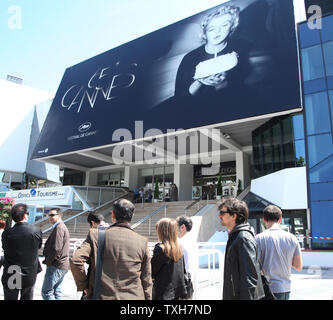 Das offizielle Plakat mit Marilyn Monroe, ist auf den Palais des Festivals vor Beginn der 65. Ausgabe der Internationalen Filmfestspiele von Cannes in Cannes, Frankreich am 15. Mai 2012 gesehen. UPI/David Silpa Stockfoto