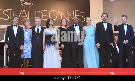 Die Mitglieder der Jury (L-R) Regisseur Alexander Payne, Direktor Andrea Arnold, Fashion Designer Jean-Paul Gautier, Schauspielerin Hiam Abbass, Schauspielerin Emmanuelle Devos, Regisseur Raoul Peck, Schauspielerin Diane Kruger, Präsident der Jury Regisseur Nanni Moretti und Schauspieler Ewan McGregor kommen oben auf dem roten Teppich des Palais des Festivals vor der Vorführung des Films 'Moonrise Königreich" während der Eröffnungsabend der 65. jährliche Internationale Filmfestspiele von Cannes in Cannes, Frankreich am 16. Mai 2012. UPI/David Silpa Stockfoto