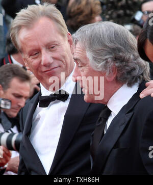 James Woods (L) und Robert De Niro ankommen auf dem roten Teppich vor der Vorführung des Films "Madagascar 3: Europas die Meisten wollten", die im Rahmen der 65. jährliche Internationale Filmfestspiele von Cannes in Cannes, Frankreich am 18. Mai 2012. UPI/David Silpa Stockfoto