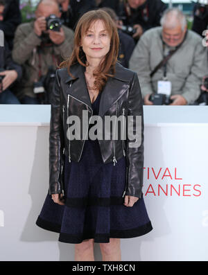 Isabelle Huppert ist an einem Fotoshooting für den Film 'Amour" während der 65. jährliche Internationale Filmfestspiele von Cannes in Cannes, Frankreich am 20. Mai 2012. UPI/David Silpa Stockfoto