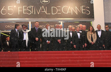 Regisseure wie Elia Suleymane, Chen Kaige, Walter Salles, Claude Lelouche, David Cronenberg, Roman Polanski und Jean-Pierre et Luc Dardennes, zusammen mit dem kürzlich ernannten Minister für Kultur Aurelie Filippetti, kommen oben auf dem roten Teppich des Palais des Festivals vor der Vorführung des Films "Amour" während der 65. jährliche Internationale Filmfestspiele von Cannes in Cannes, Frankreich am 20. Mai 2012. UPI/David Silpa Stockfoto