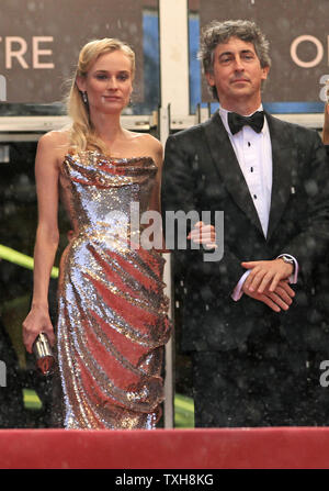 Die Mitglieder der Jury Diane Kruger (L) und Alexander Payne kommen oben auf dem roten Teppich des Palais des Festivals vor der Vorführung des Films "Amour" während der 65. jährliche Internationale Filmfestspiele von Cannes in Cannes, Frankreich am 20. Mai 2012. UPI/David Silpa Stockfoto