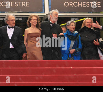 (Von L nach R) Jean-Louis Trintignant, Isabelle Huppert, Regisseur Michael Haneke, Emmanuelle Riva und Susanne Haneke kommen oben auf dem roten Teppich des Palais des Festivals vor der Vorführung des Films "Amour" während der 65. jährliche Internationale Filmfestspiele von Cannes in Cannes, Frankreich am 20. Mai 2012. UPI/David Silpa Stockfoto