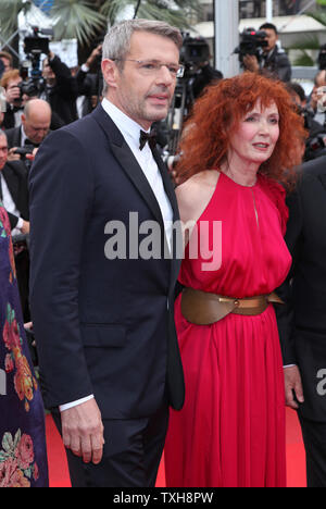 Lambert Wilson (L) und Sabine Azema ankommen auf dem roten Teppich vor der Vorführung des Films "Vous n'avez Encore rien Vu (Du hast ja gesehen Nothin' Noch) während der 65. jährliche Internationale Filmfestspiele von Cannes in Cannes, Frankreich am 21. Mai 2012. UPI/David Silpa Stockfoto