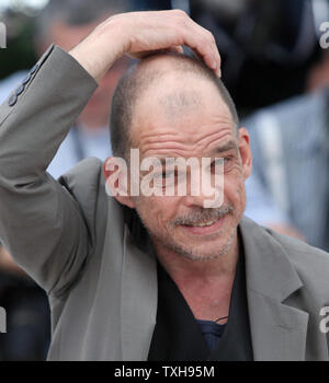 Denis Lavant kommt an einem Fotoshooting für den Film 'Heiligen Motoren' während die 65. jährliche Internationale Filmfestspiele von Cannes in Cannes, Frankreich am 23. Mai 2012. UPI/David Silpa Stockfoto