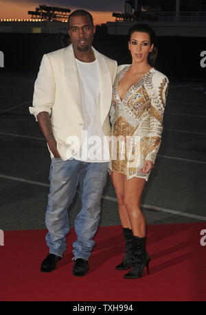 Kanye West (L) und seine Freundin Kim Kardashian kommen für das Screening neuer kurz kunst West Film "Grausamer Sommer" im Palm Beach in Cannes, Frankreich am 23. Mai 2012. Die Vorführung fand während der 65. jährliche Internationale Filmfestspiele von Cannes. UPI/David Silpa Stockfoto