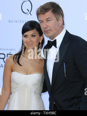 Alec Baldwin (R) und Hilaria Thomas kommen an der amfAR Cinema gegen AIDS 2012 Gala im Hotel du Cap in Antibes, Frankreich am 24. Mai 2012. Die Veranstaltung, die jedes Jahr während der jährlichen Cannes Film Festival statt, die Kapital für AIDS-Forschung. UPI/David Silpa Stockfoto