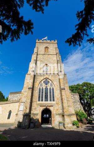 Hoher Turm von St Giles & St. Nicholas Kirche, Sidmouth, einem kleinen beliebten Südküste Küstenstadt in Devon, im Südwesten Englands an einem sonnigen Tag, blauer Himmel Stockfoto