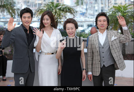 (Von L nach R) Kim, Kim Hyo-Jin Kang-Woo, Youn Yuh-Jung und Baek Yoon-Sik kommen an einem Fotoshooting für den Film 'Do-Nui Mat (der Geschmack von Geld)", die im Rahmen der 65. jährliche Internationale Filmfestspiele von Cannes in Cannes, Frankreich am 26. Mai 2012. UPI/David Silpa Stockfoto